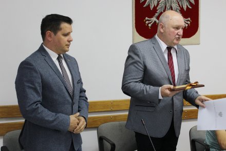 Przekazanie promesy na remont drogi przez wojewodę Jana Chrząszcza na ręce burmistrza Tomasza Bujoka